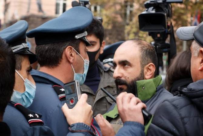 Группа граждан, требующих отставки премьер-министра, перекрывает улицы Еревана

