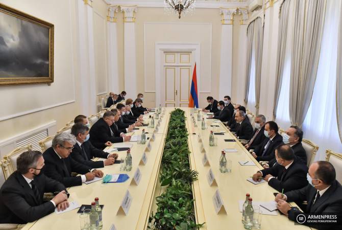 Armenian PM receives Russian governmental delegation