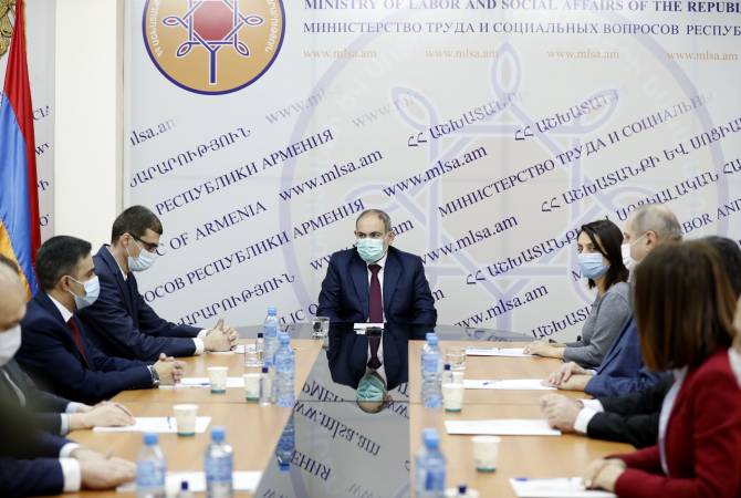 Премьер-министр Армении представил новоназначенного министра труда и соцвопросов
