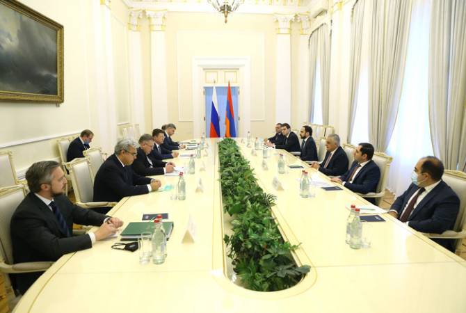Вице-премьеры  Армении и России  обсудили меруы преодоления  последствий 
гуманитарной катастрофы НК
