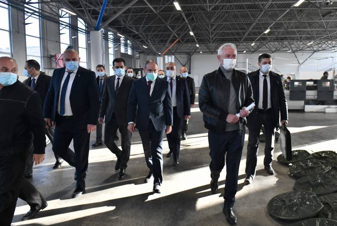 رئيس الوزراء الأرميني نيكول باشينيان يقوم بجولة عمل بمصنع عسكري صناعي منشأ حديثاً 