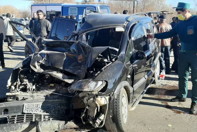 Գյումրիում Վրաստանի քաղաքացու բեռնատարին բախված ավտոմեքենայի վարորդը և 
ուղևորները հոսպիտալացվել են