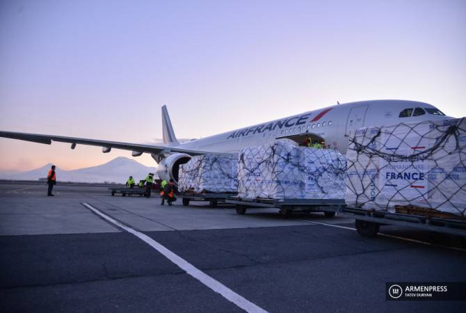 В Ереван прилетает второй самолет с гуманитарной помощью от Франции

