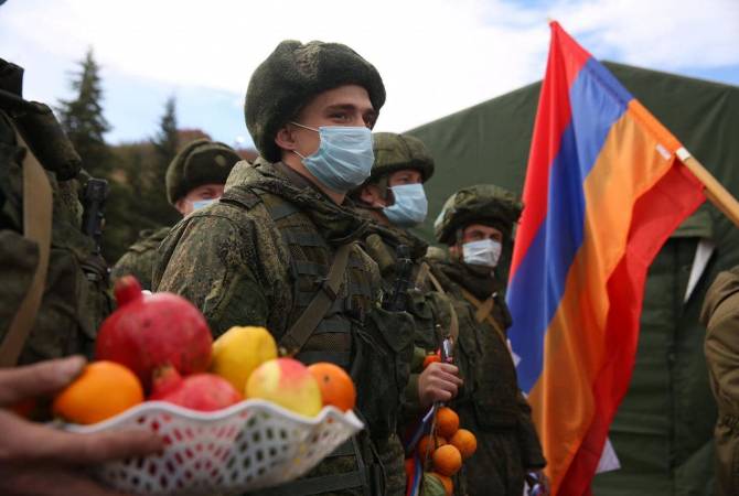 Жители Степанакерта угостили российских миротворцев фруктами и сладостями

