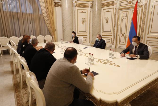 Премьер-министр Пашинян провел встречу с членами семей срочных военнослужащих


