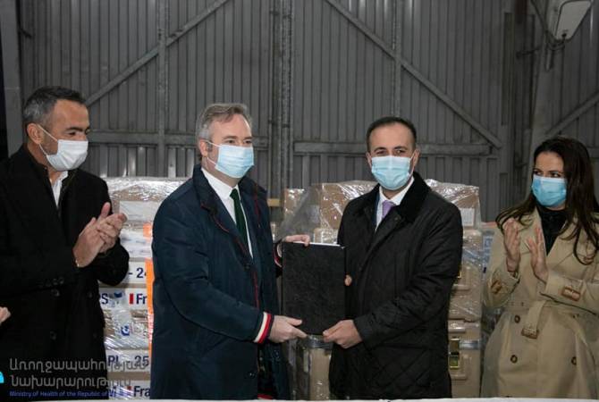 وزير الدولة الفرنسي جان بابتيست ليموين يحضر حفل التبرع بالمساعدات الإنسانية لأرمينيا في يريفان