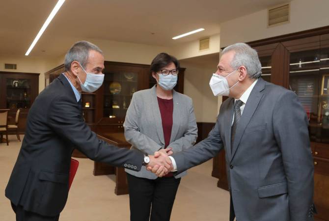 Вагаршак Арутюнян принял завершившего  миссию и новоназначенного глав делегации 
МККК в Армении