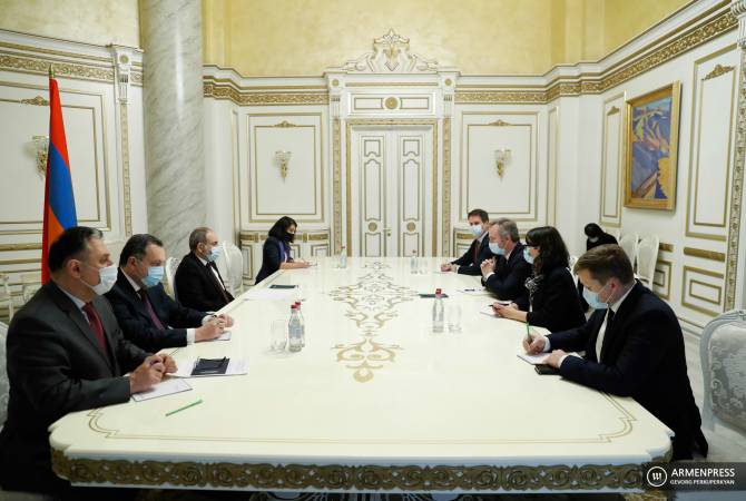 Премьер-министр Армении принял госсекретаря МИД Франции

