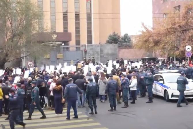 Участники шествия в Ереване передали письмо в посольство России