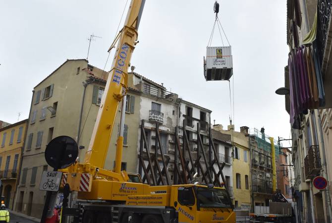 Во Франции 300-килограммового мужчину вытащили из дома подъемным краном
