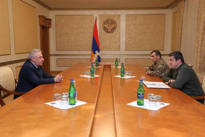 Президент Арцаха принял министра обороны Армении

