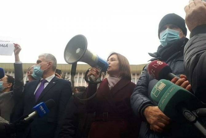 Санду на акции протеста в Кишиневе потребовала отставки правительства

