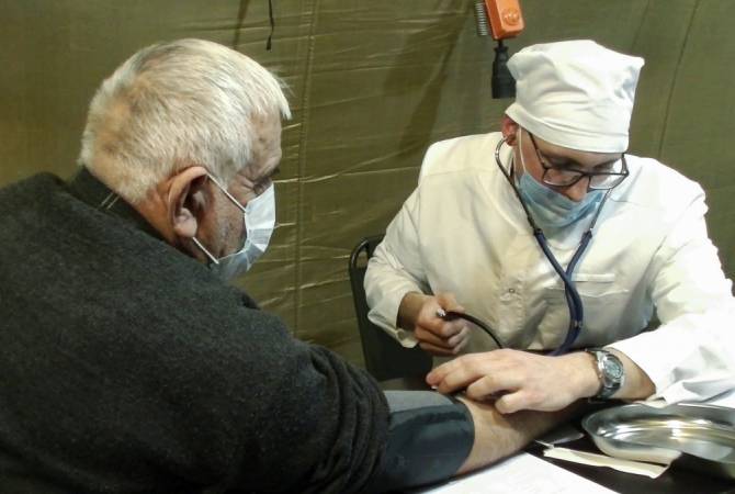 Ռուս ռազմական բժիշկները բուժօգնություն են ցուցաբերում Ստեփանակերտի 
բնակչությանը 