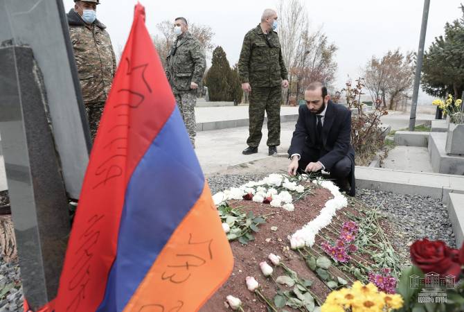 Председатель Национального собрания Армении в военном пантеоне Ераблур почтил 
память павших героев
