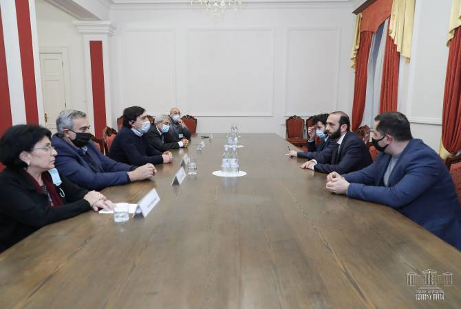 Председатель НС Армении встретился с представителями академических кругов


