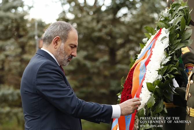 Никол Пашинян в Гюмри почтил память жертв Спитакского землетрясения

