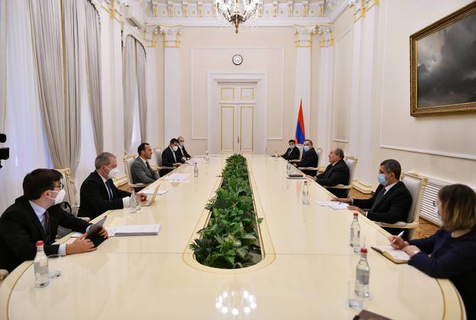 رئيس الجمهورية أرمين سركيسيان يستقبل الوفد الذي يترأسه نائب وزير الخارجية الإيطالي مانليو دي 
ستيفانو