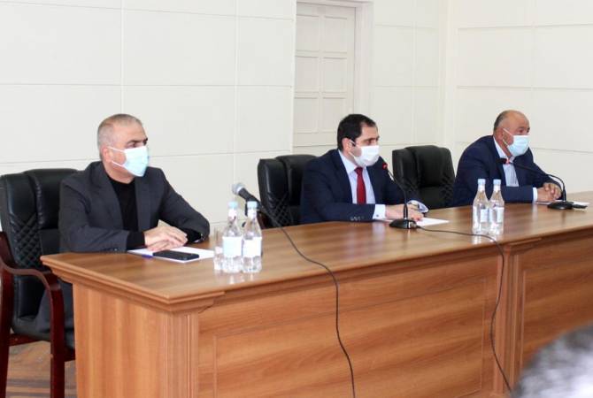 Министр Папикян представил аппарату муниципалитета новоназначенного губернатора 
Сюника

