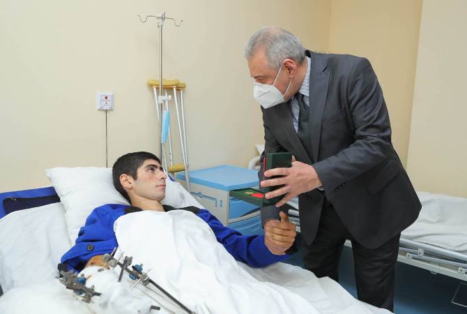 Vagharshak Harutyunyan le ministre arménien de la Défense a visité un hôpital militaire à 
Erévan