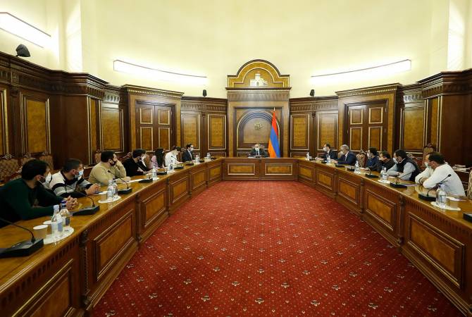 Pashinyan meets with family members of POWs