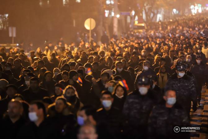 «مسيرة الكرامة» بتنظيم«حركة إنقاذ الوطن»استمرت بالعاصمة يريفان مطالبة بإستقالة رئيس الوزراء 
الأرميني