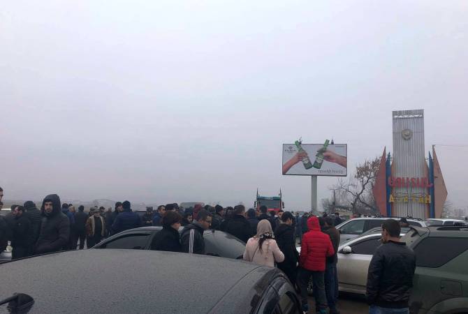 Родные военнослужащих, оставшихся в блокаде в Хцаберде и в Хин Тагер перекрыли 
дороги Ширака