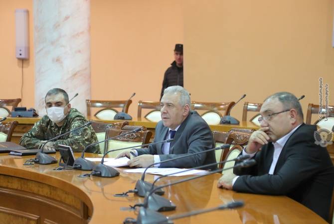 Министр обороны Армении встретился с родственниками пропавших без вести 
военнослужащих