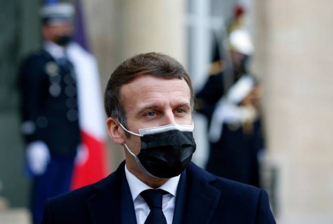 Макрон проходит самоизоляцию в Версале, сообщают СМИ
