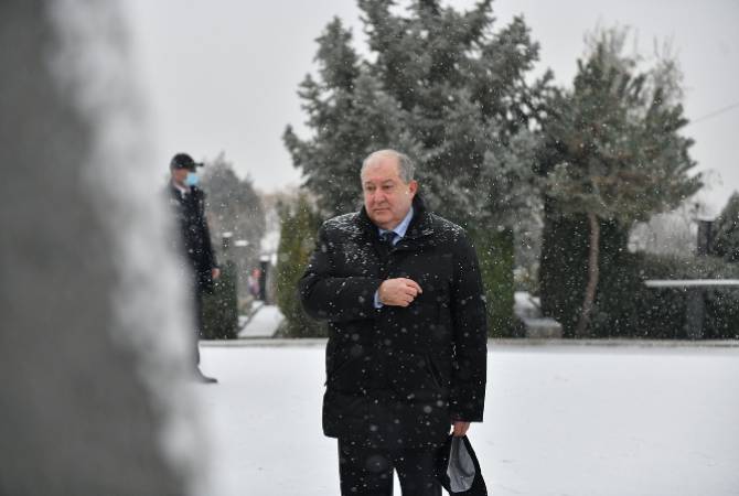 Le Président Sargsyan a rendu hommage à la mémoire des victimes de la guerre d'Artsakh à 
Yerablur