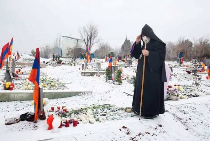 قداسة كاثوليكوس عموم الأرمن كاركين ال2 يزور يرابيلور-المقبرة العسكرية- ويبارك ذكرى الشهداء-الأبطال 