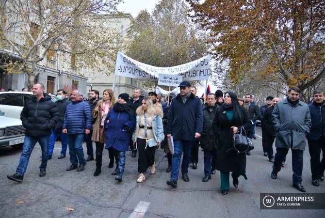 Группа адвокатов направилась от здания Палаты адвокатов Армении к Национальному 
собранию

