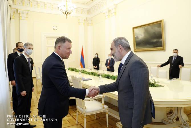 رئيس الوزراء نيكول باشينيان يستقبل وزير الدفاع المدني والطوارئ الروسي يفغيني زينيتشيف