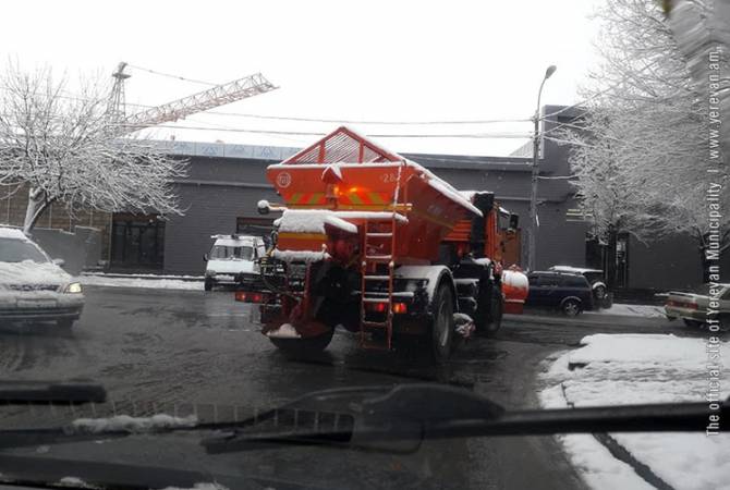 Снегоуборочная техника работала на всей территории Еревана

