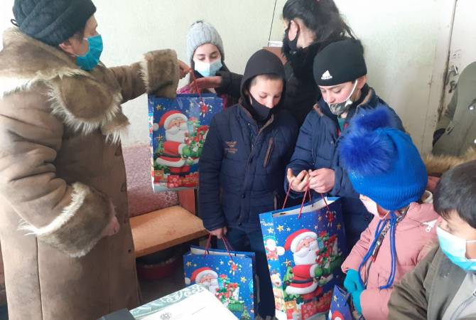 Дети ряда населенных пунктов Гегаркуникской и Сюникской областей получили 
новогодние подарки

