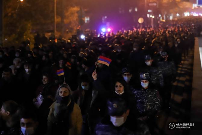 Վարչապետի հրաժարականը պահանջող քաղաքացիները Երևանում փողոցներ են փակել
