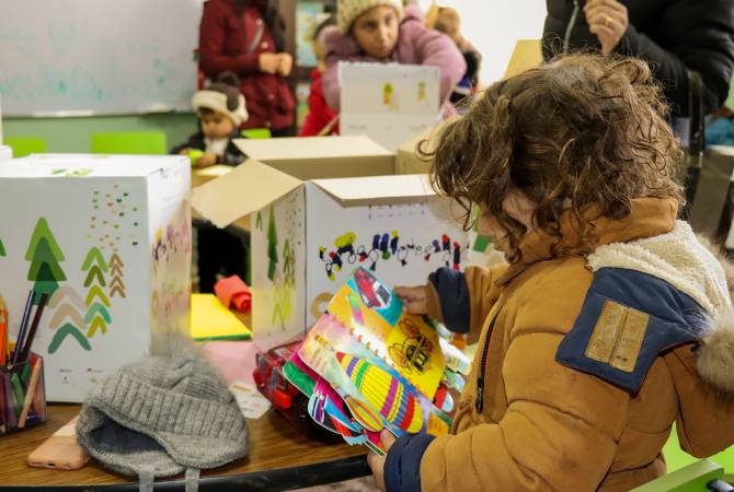 300 арцахских детей в Армении получили свои подарки в рамках инициативы "Тайный Дед 
Мороз"