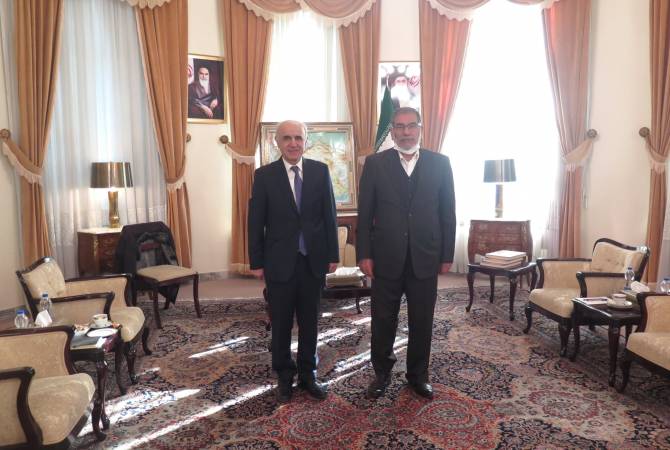 سفير أرمينيا لدى إيران أرتاشيس تومانيان يلتقي مع أمين المجلس الأعلى للأمن القومي الإيراني علي 
شمخاني