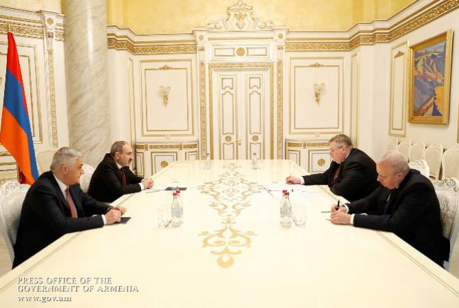 Пашинян  и вице-премьер РФ  обсудили повестку армяно-российского сотрудничества и 
ситуацию в Арцахе