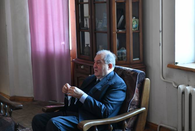 الرئيس سركيسيان سيعود إلى يريفان حالما يسمح الأطباء وهو يمر بمسار معقد للمرض بعد إصابته  
بكوفيد19