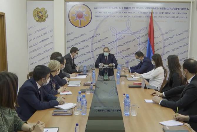 Pashinyan holds consultation in Ministry of Labor and Social Affairs