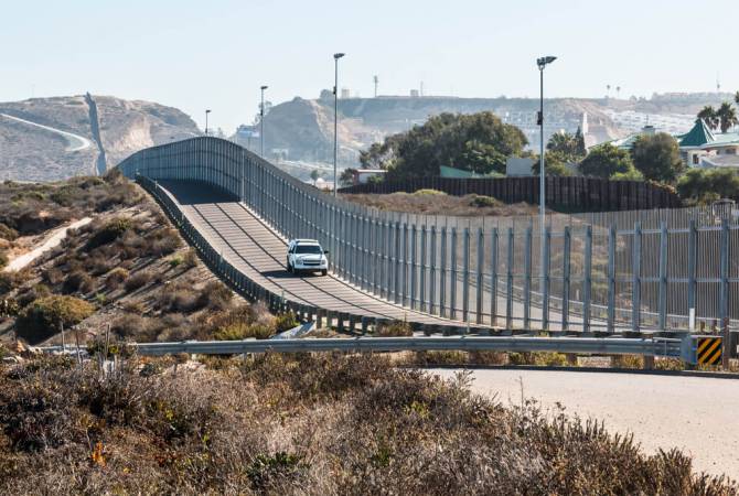  Байден после инаугурации остановит строительство стены на границе с Мексикой 