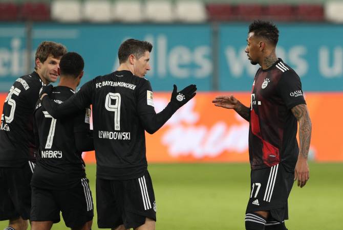 “Бавария” обыграла “Аугсбург” благодаря голу Левандовски

