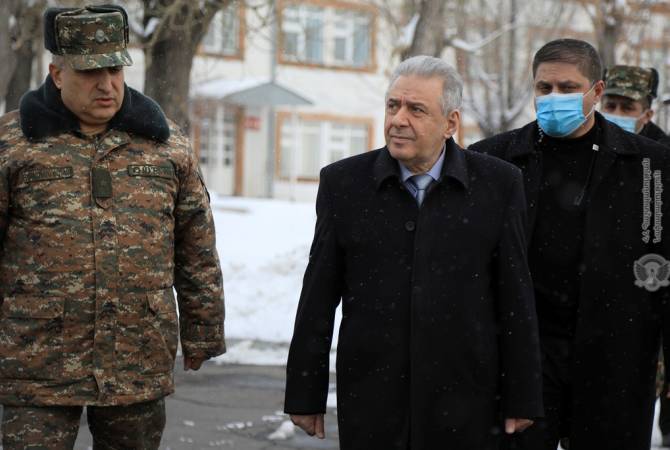 Министр обороны Армении побывал в одной из воинских частей ВС

