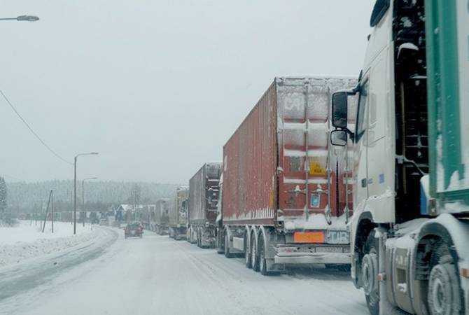 На российской стороне автодороги Степанцминда-Ларс скопилось около 500 грузовых 
автомобилей

