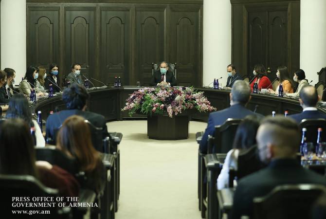 رئيس الوزراء نيكول باشينيان يلتقي المشاركين ببرنامج إشراك متخصصين من الشتات الأرمني بهيئات 
الدولة