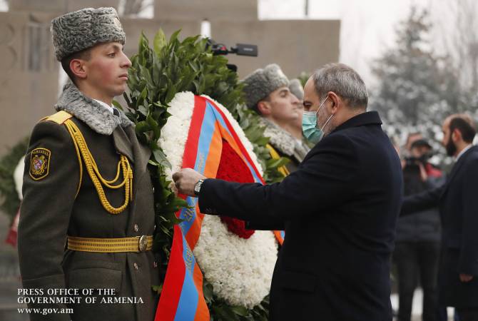 Armenian PM visits Yerablur Military Pantheon on Army Day