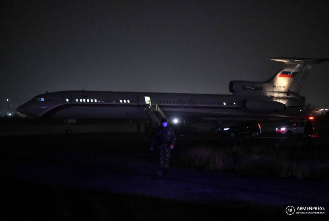 Доставивший 5 пленных домой самолет приземлился в Ереване

