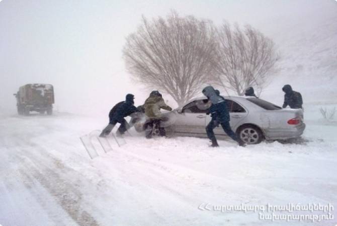 Спасатели вытащили 298 застрявших в  снегу автомобилей