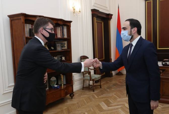 نائب رئيس وزراء أرمينيا تيكران أفينيان يستقبل السفير هولندي نيكولاس شيرمرز وبحث تعميق العلاقات