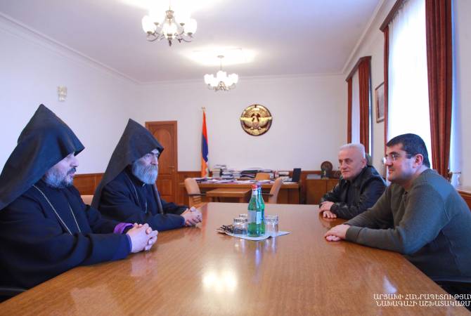 رئيس جمهورية آرتساخ أرايك هاروتيونيان يستقبل رئيس أبرشية آرتساخ للكنيسة الأرمنية الرسولية 
المعين 